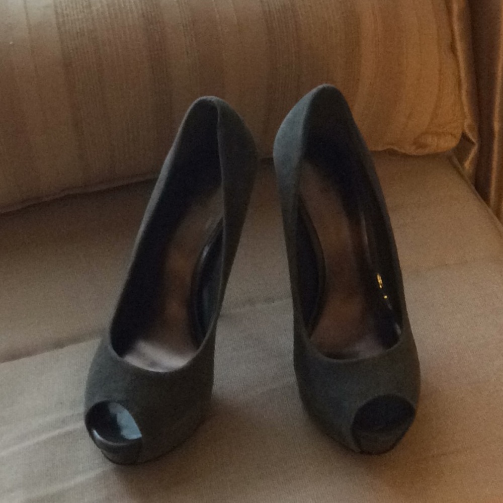 ***Gray Suede Platforms ***